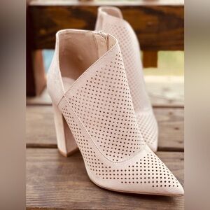 Qupid Elegant Cream Ankle Boots